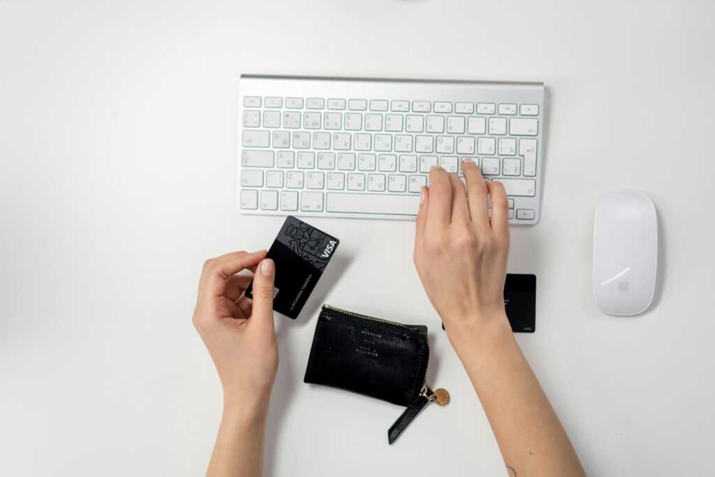 E-commerce setup featuring a keyboard, card, and wallet, ideal for online shopping concepts.